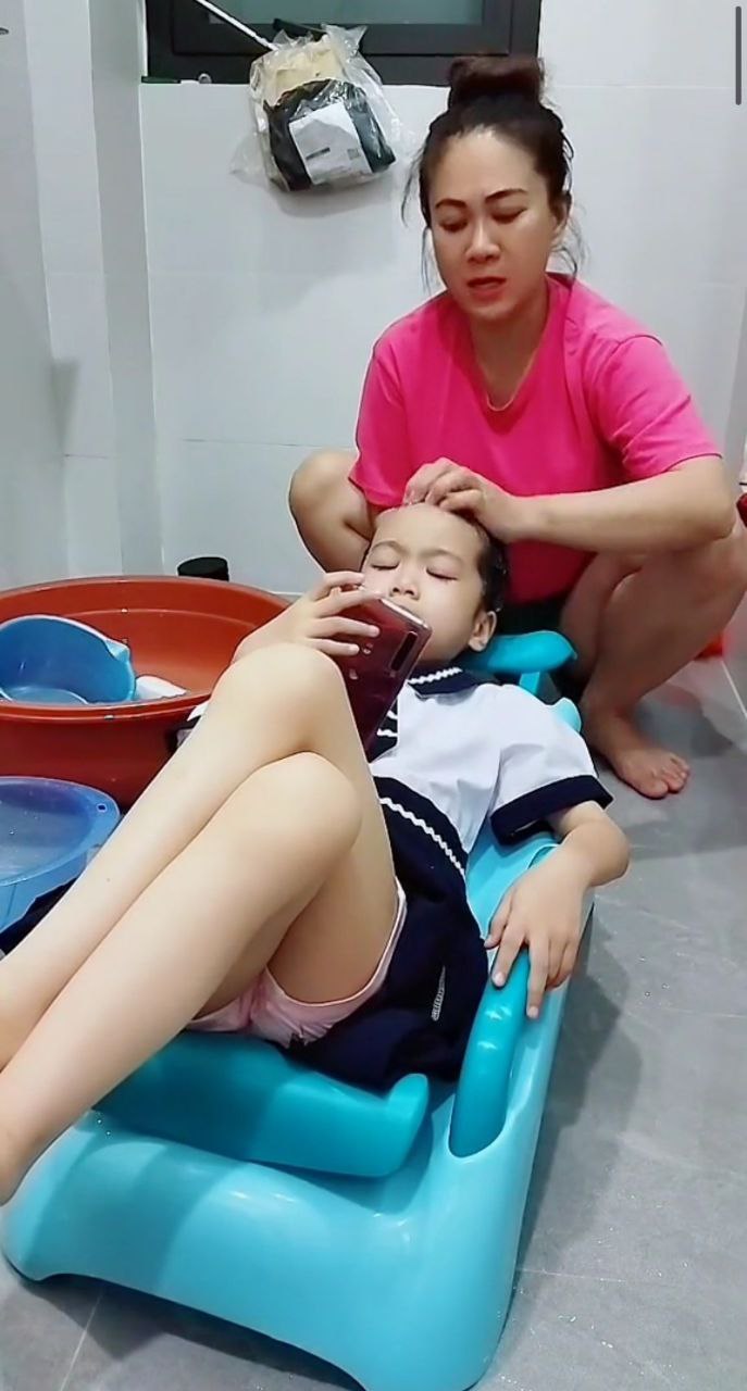 Ghế Gội Đầu Cho Bé Có Tay Vịn Cho Bé - Giao Màu Ngẫu Nhiên