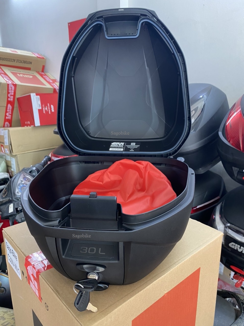 Thùng Givi C30NT thiết kế của Ý, thùng givi 30 lit kèm đế, ốc gắn