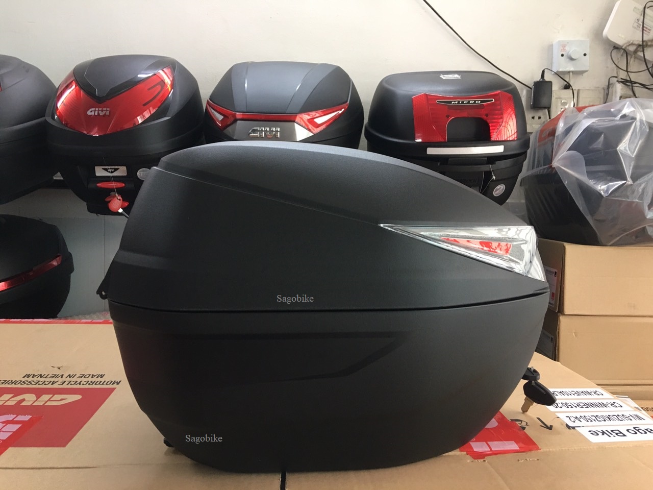 Thùng Givi C30NT thiết kế của Ý, thùng givi 30 lit kèm đế, ốc gắn