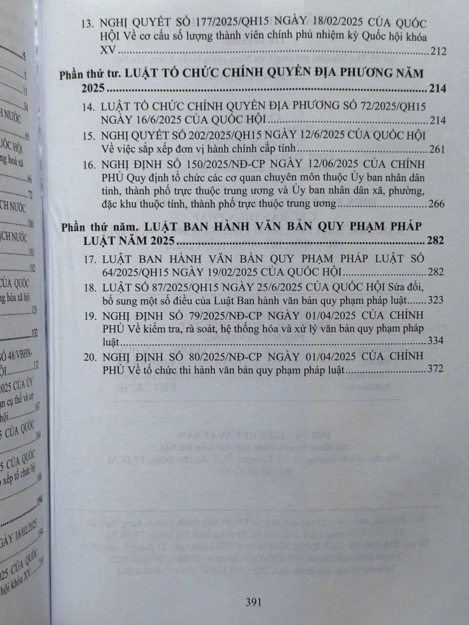 Sách Hiến Pháp Việt Nam Qua Các Thời Kỳ – Các Bản Hiến Pháp năm 1946, 1959, 1980, 1992, năm 2013 sửa đổi, bổ sung năm 2025 (V1600D)