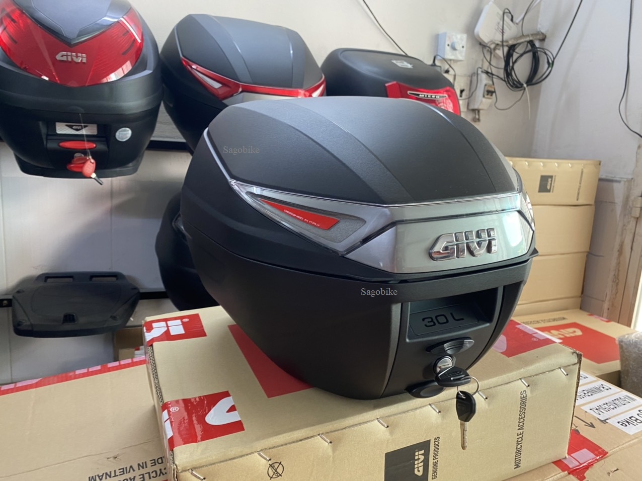 Thùng Givi C30NT thiết kế của Ý, thùng givi 30 lit kèm đế, ốc gắn