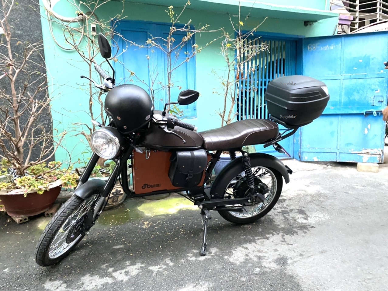 Thùng Givi B27NT gắn cho xe máy điện Datbike Weaver 200, bộ thùng bao gồm baga gắn cho Datbike