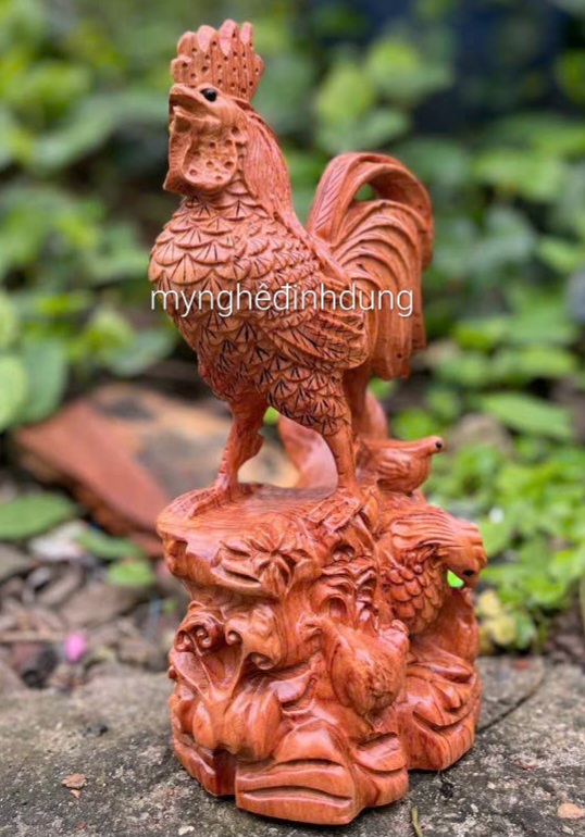 Tượng gia đình gà bằng gỗ hương đá kt cao 30cm
