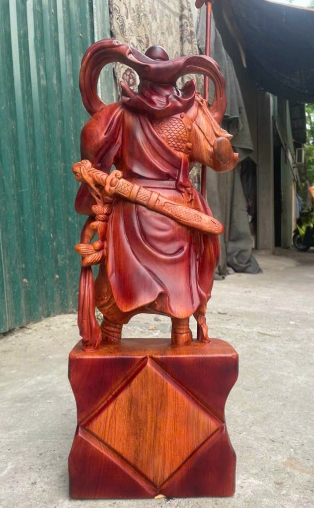Tượng quan công công cầm đao trấn ải trang trí phòng khách bằng gỗ hương đá kt cao 60cm