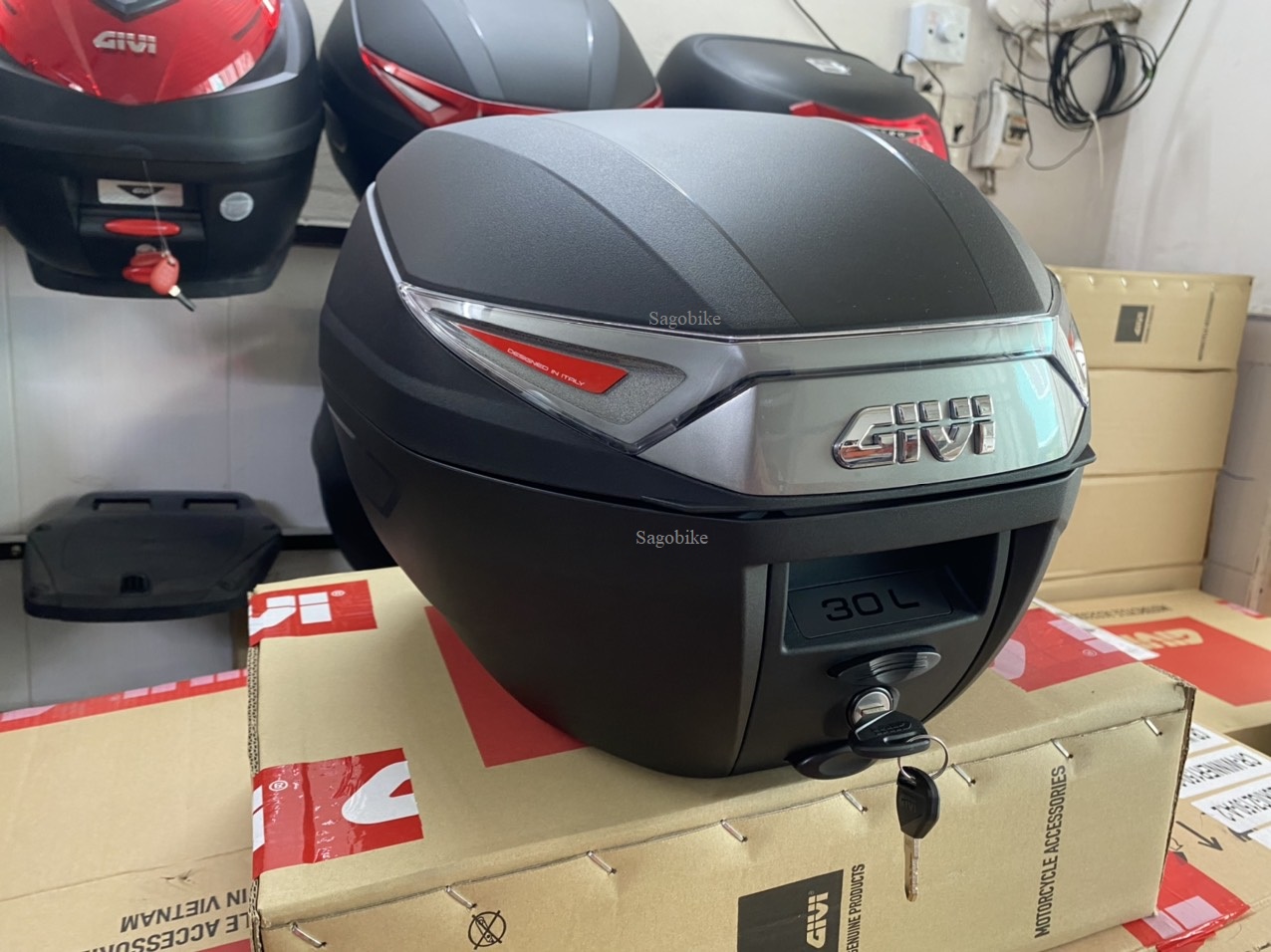 Thùng Givi C30NT thiết kế của Ý, thùng givi 30 lit kèm đế, ốc gắn