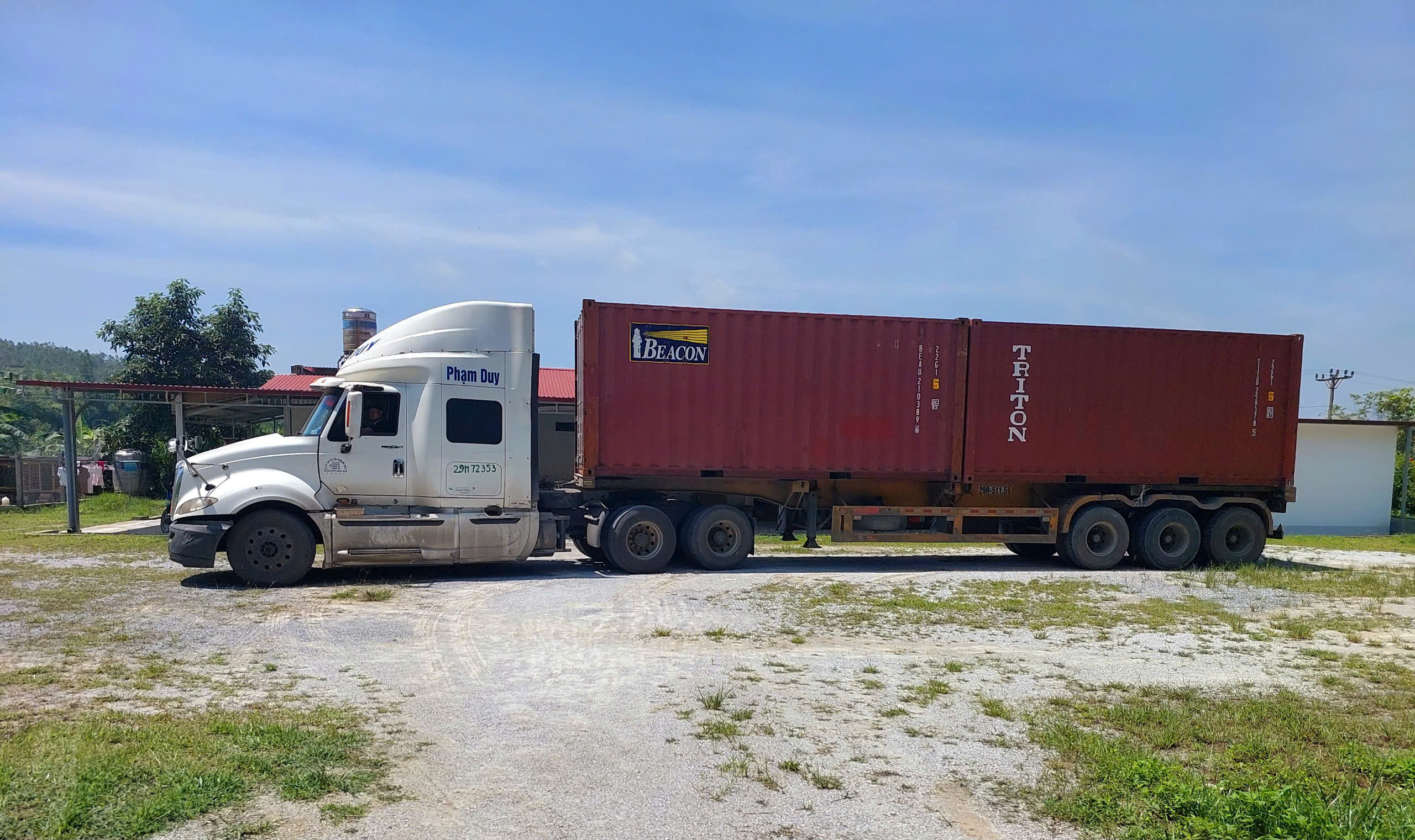 Bạt phủ ô tô Nissan Terra thương hiệu Macsim sử dụng trong nhà và ngoài trời chất liệu Polyester - màu đen