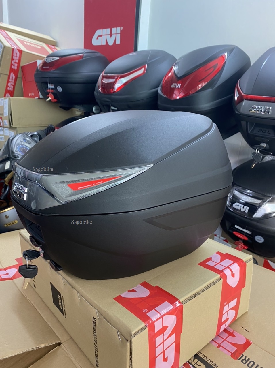 Thùng Givi C30NT thiết kế của Ý, thùng givi 30 lit kèm đế, ốc gắn