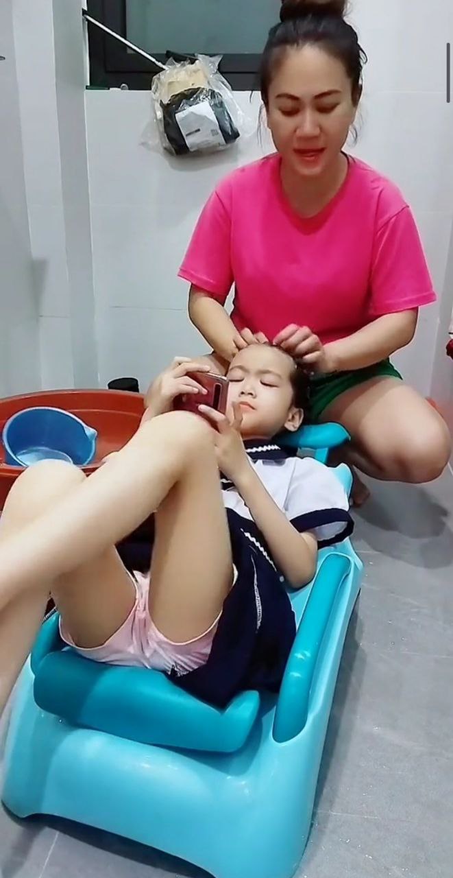 Ghế Gội Đầu Cho Bé Có Tay Vịn Cho Bé - Giao Màu Ngẫu Nhiên
