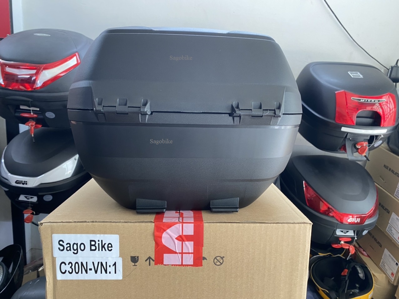 Thùng Givi C30NT thiết kế của Ý, thùng givi 30 lit kèm đế, ốc gắn