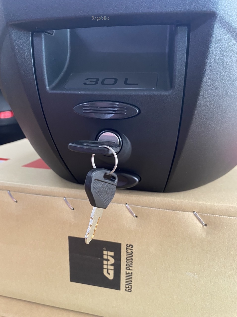 Thùng Givi C30NT thiết kế của Ý, thùng givi 30 lit kèm đế, ốc gắn