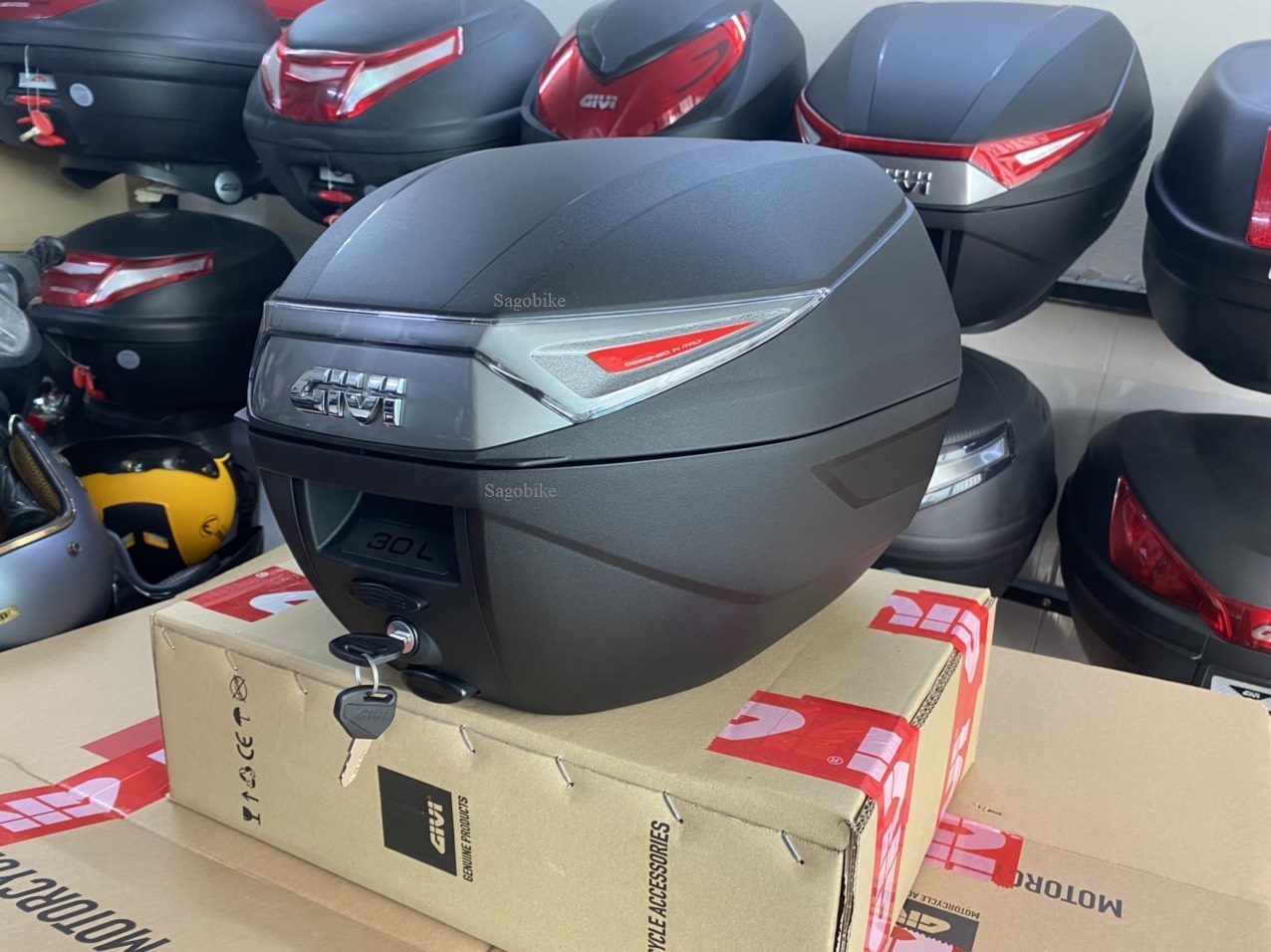 Thùng Givi C30NT thiết kế của Ý, thùng givi 30 lit kèm đế, ốc gắn