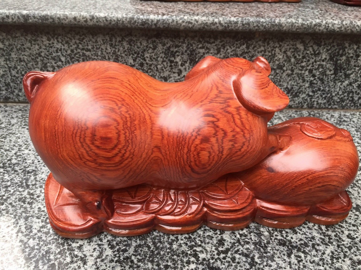 Tượng con heo trang trí ,hút tài lộc bằng gỗ hương đá liền khối kt 30×14×13cm