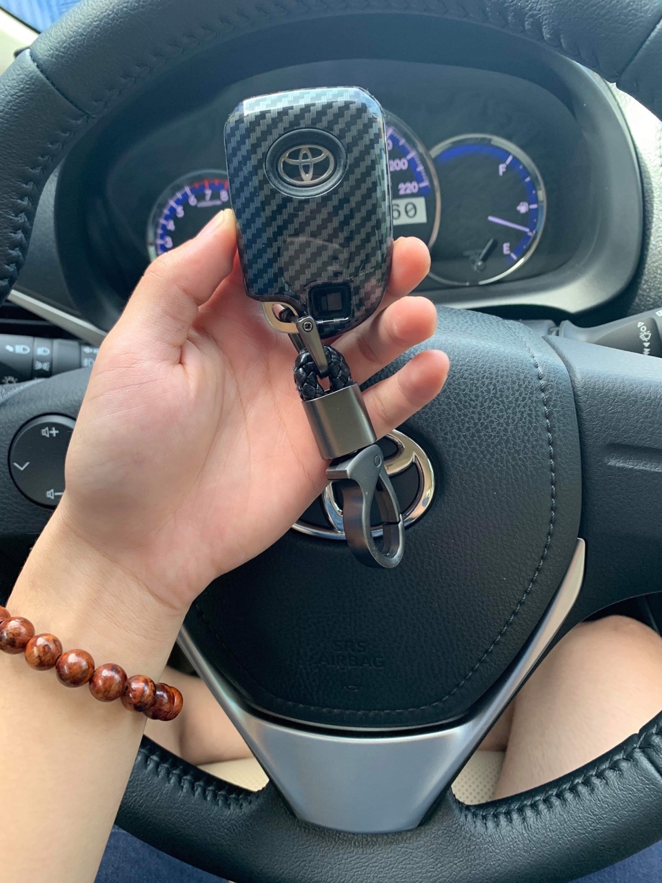 Ốp nhựa carbon lót silicon bảo vệ chìa khóa xe Toyota Vios 2019 kèm móc đeo INOX