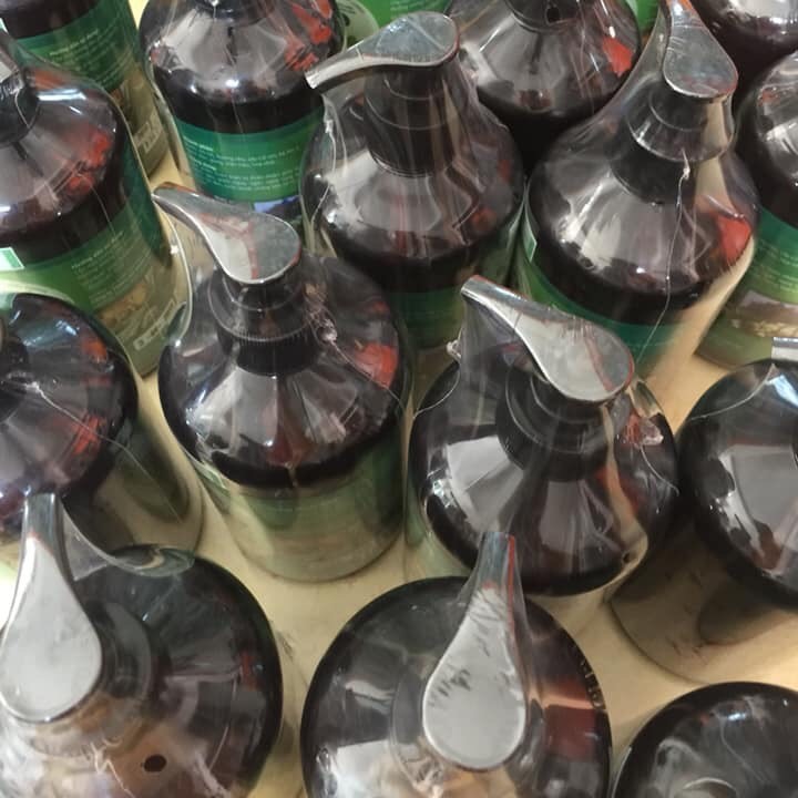 Combo 1 chai Tinh chất dầu gội đầu cô đặc thảo mộc dưỡng tóc MẸ KEN 250ml và 1 chai Tinh chất dầu gội đầu cô đặc thảo mộc dưỡng tóc MẸ KEN 500ml tặng 1 chai tinh dầu sả chanh Mẹ Ken treo xe
