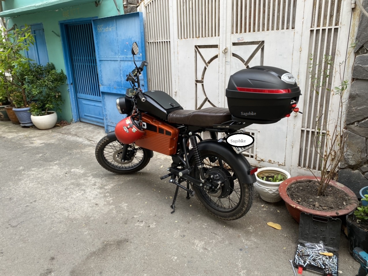 Thùng Givi B270N lắp cho xe máy điện Datbike Weaver 200, thùng Givi B270N và baga gắn cho Weaver200