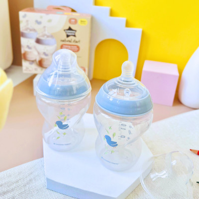 Bình Sữa PP Ty Siêu Mềm Tự Nhiên Tommee Tippee Natural Start 260ml, Núm Ty Của Bình 3-6 Tháng, Xanh Dương - Hồng (Bình Đôi)