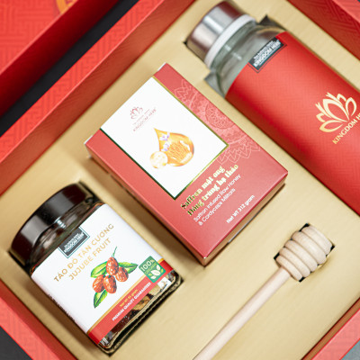 Set quà tặng, hộp quà tặng saffron mật ong đông trùng hạ thảo và táo đỏ / kỷ tử Kingdom Herb chính hãng (tặng kèm 1 que lấy mật + 1 bình thuỷ tinh + 1 thiệp chúc + 1 túi giấy)