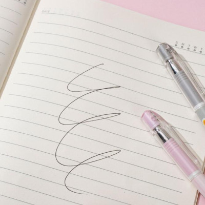 Bút Gel Deli 0.5 mm - Phiên Bản Sơn Tùng M-TP Giới Hạn - Deli G16-BL - Màu Xám - Mực Đen