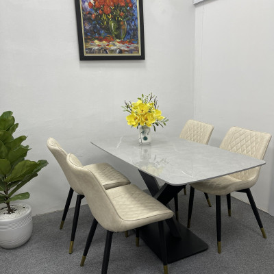 Bộ bàn ghế phòng ăn Juno sofa mặt đá trắng vân mây chân chữ X, kèm 4 ghế chân mạ đồng