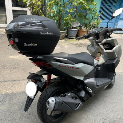 Thùng xe Vario 160, thùng givi B34NT kèm đế M7MN-S có đèn stop