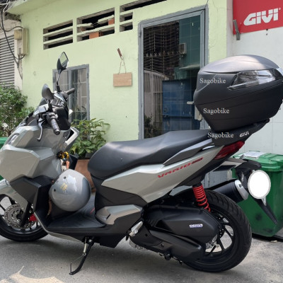 Thùng xe Vario 160, thùng givi B34NT kèm đế M7MN-S có đèn stop