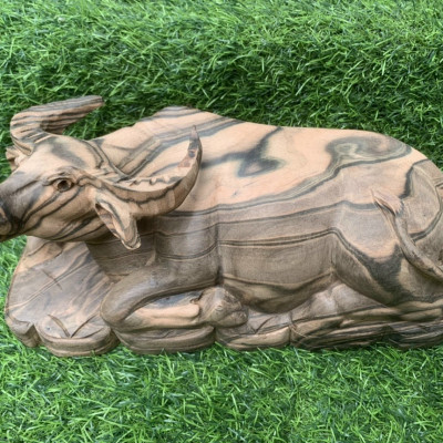 Tượng con trâu tài lộc , bằng gỗ mun kt 30×12,5×12,5cm