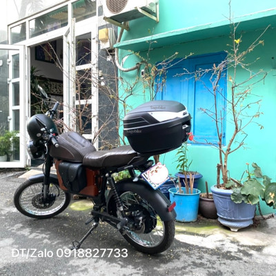 Thùng Givi B27NT gắn cho xe máy điện Datbike Weaver 200, bộ thùng bao gồm baga gắn cho Datbike