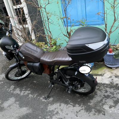 Thùng Givi B27NT gắn cho xe máy điện Datbike Weaver 200, bộ thùng bao gồm baga gắn cho Datbike