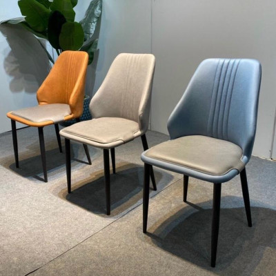 Bàn ăn mặt đá ceramic bóng chân chéo x cong kết hợp ghế Sheraton sọc