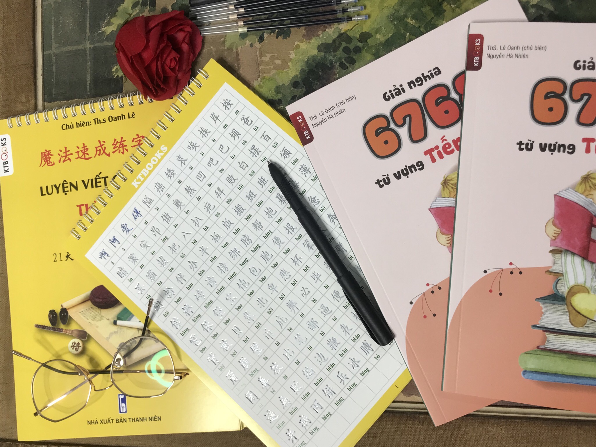 Bộ Luyện Viết Chữ Hán Thần Tốc Tập 1 + 2 (Tiếng Trung giản thể có bính âm Pinyin, kèm 30 ruột bút mực tự bay màu, 1 bỏ bút, 1 tỳ tay cao su, giải nghĩa kèm DVD tài liệu)