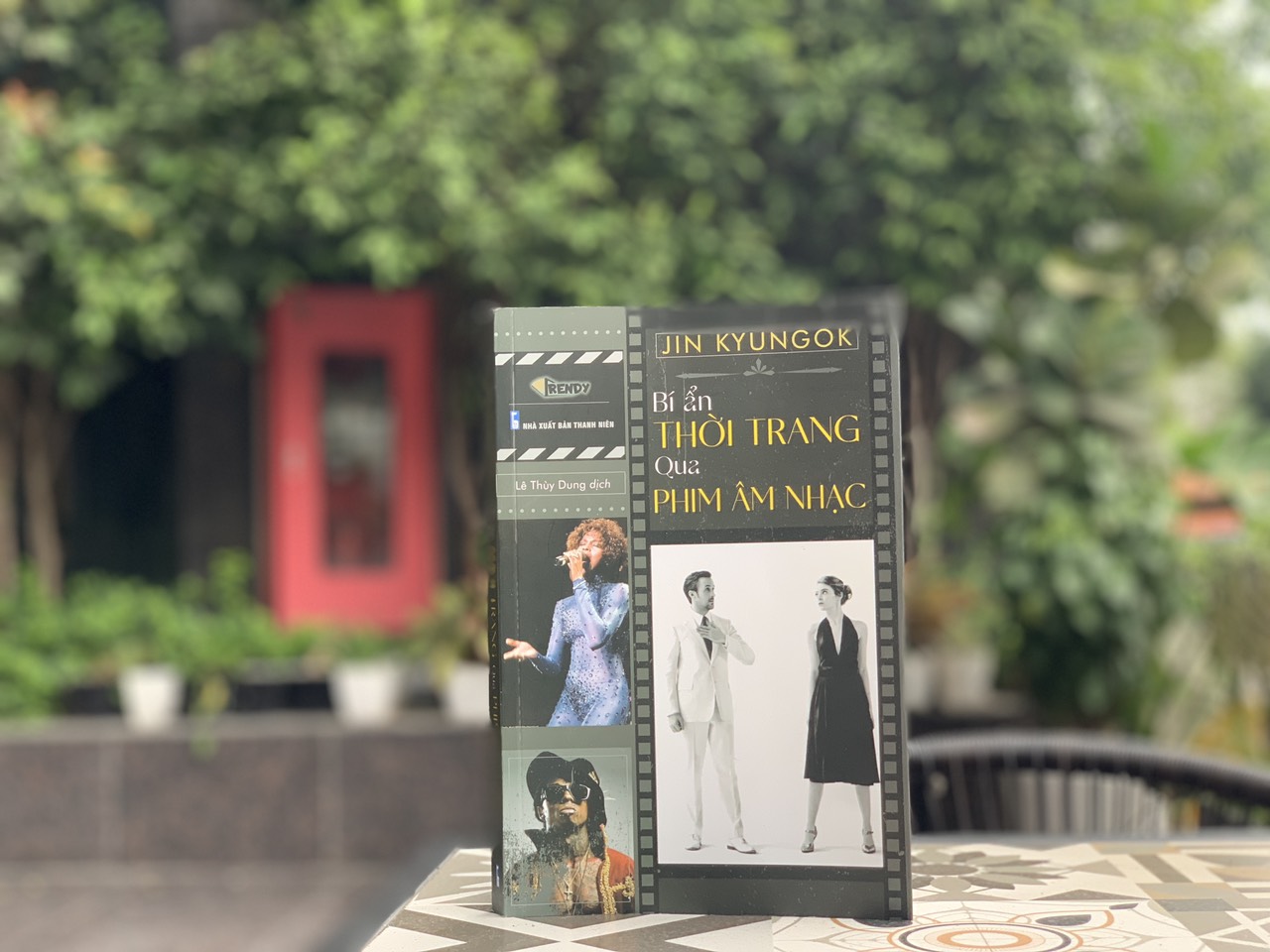 Sách - Bí Ẩn Thời Trang Qua Phim Âm Nhạc - Jin Kyungok (Lê Thùy Dung dịch)