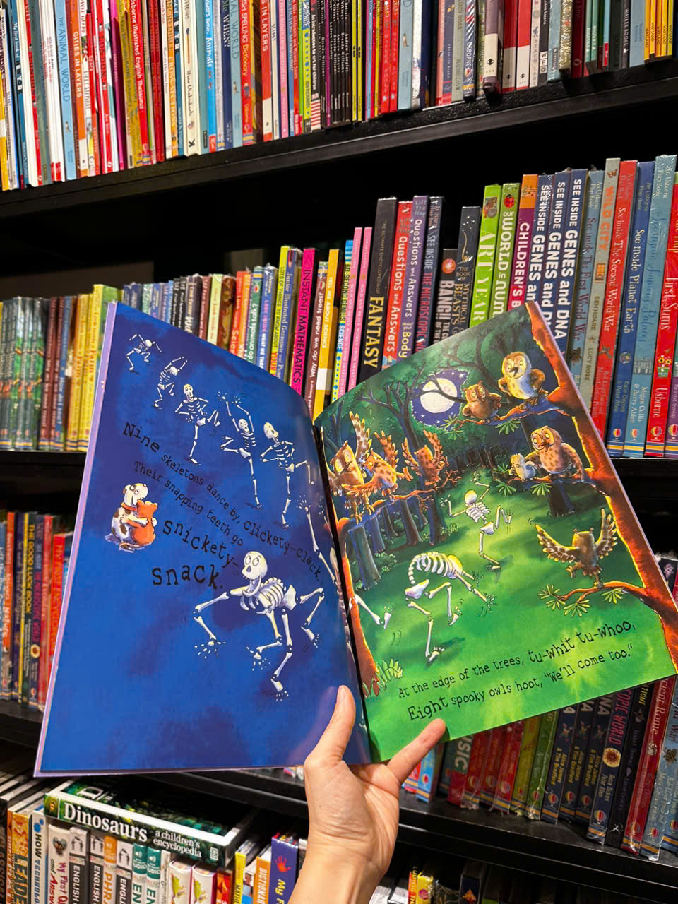 Sách - Spookyrumpus by Tony Mitton - Sách ngoại văn, sách thiếu nhi tiếng Anh, bìa mềm, nhập khẩu UK