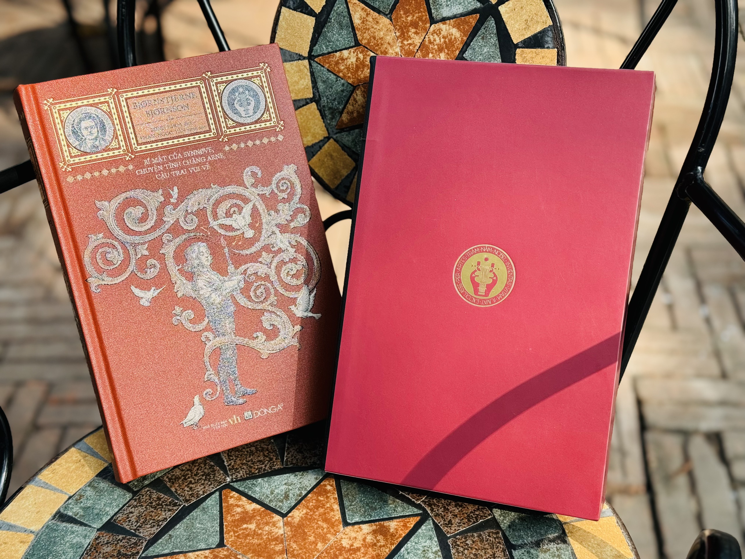 (Trăm năm Nobel) (Limited Edition 1200 bản đánh số) (bìa cứng Heritage Library Buckram, mạ cạnh nhũ vàng, giấy 100 gsm) BÍ MẬT CỦA SYNNØVE, CHUYỆN TÌNH CHÀNG ARNE, CẬU TRAI VUI VẺ - Bjørnstjerne Bjørnson - Đông A