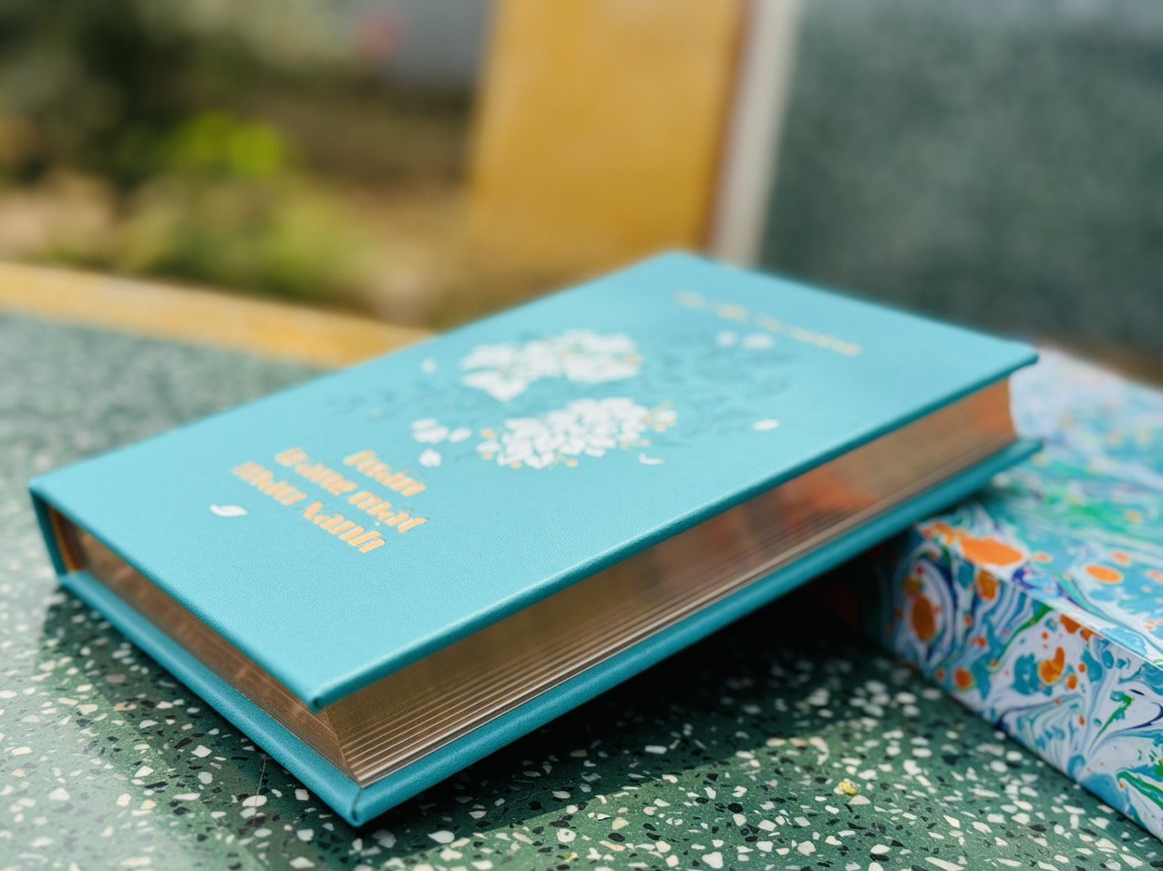 (Ấn bản giới hạn 111 cuốn có ký) (bìa da PU, giấy offset Nhật màu ngà) TUẦN TRĂNG MẬT MÀU XANH – Nguyễn Thị Hoàng – Nhã Nam