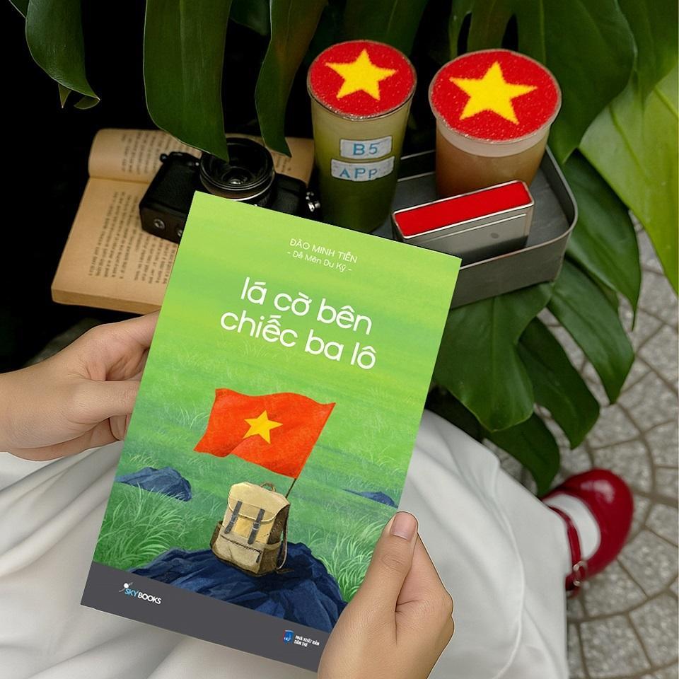 Sách - Lá Cờ Bên Chiếc Ba Lô - AZ Việt Nam