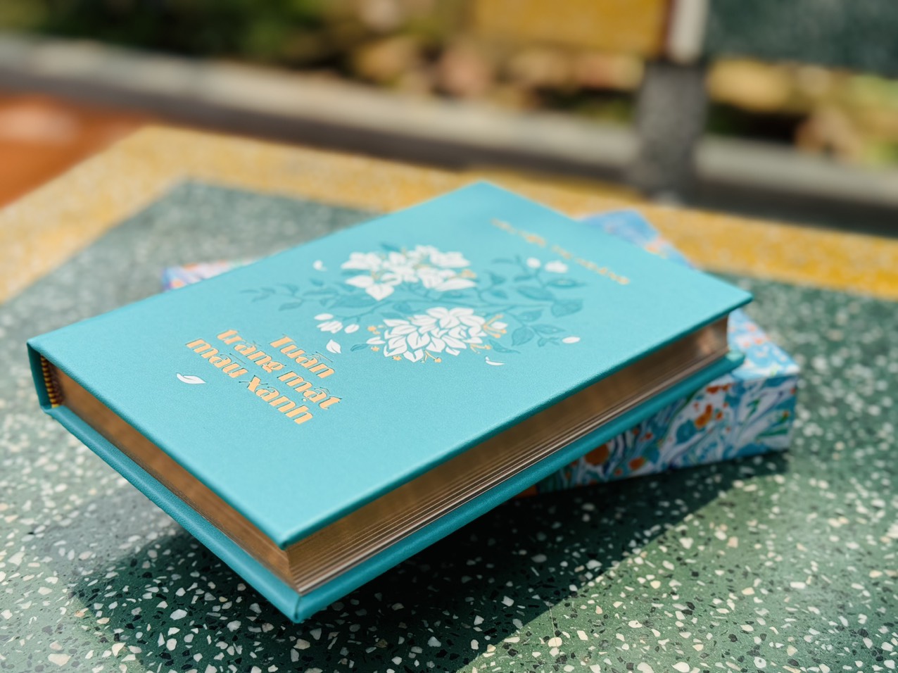 (Ấn bản giới hạn 111 cuốn có ký) (bìa da PU, giấy offset Nhật màu ngà) TUẦN TRĂNG MẬT MÀU XANH – Nguyễn Thị Hoàng – Nhã Nam