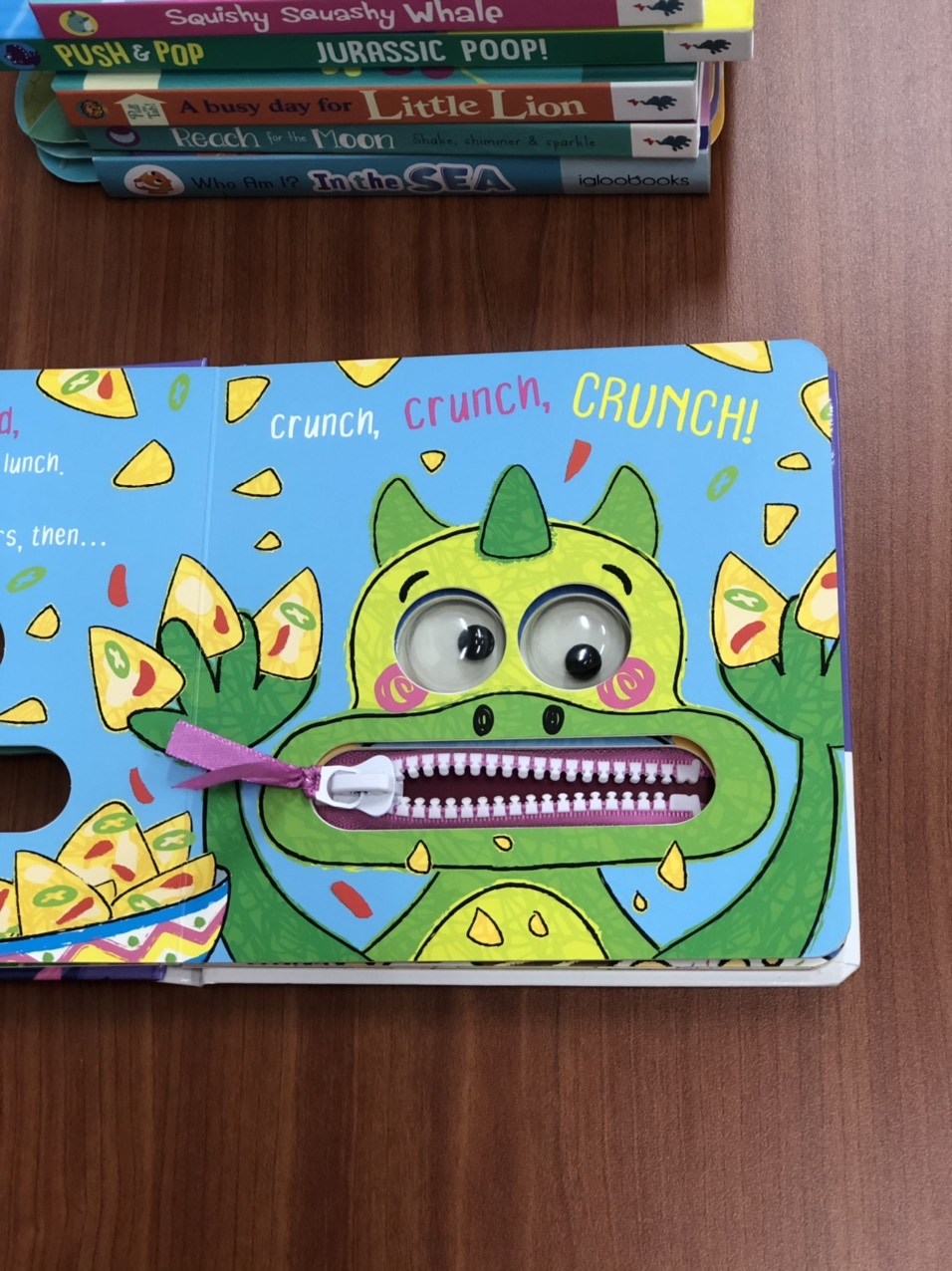 Sách tương tác khủng long cho bé 0-3 tuổi - Snackasaurus!
