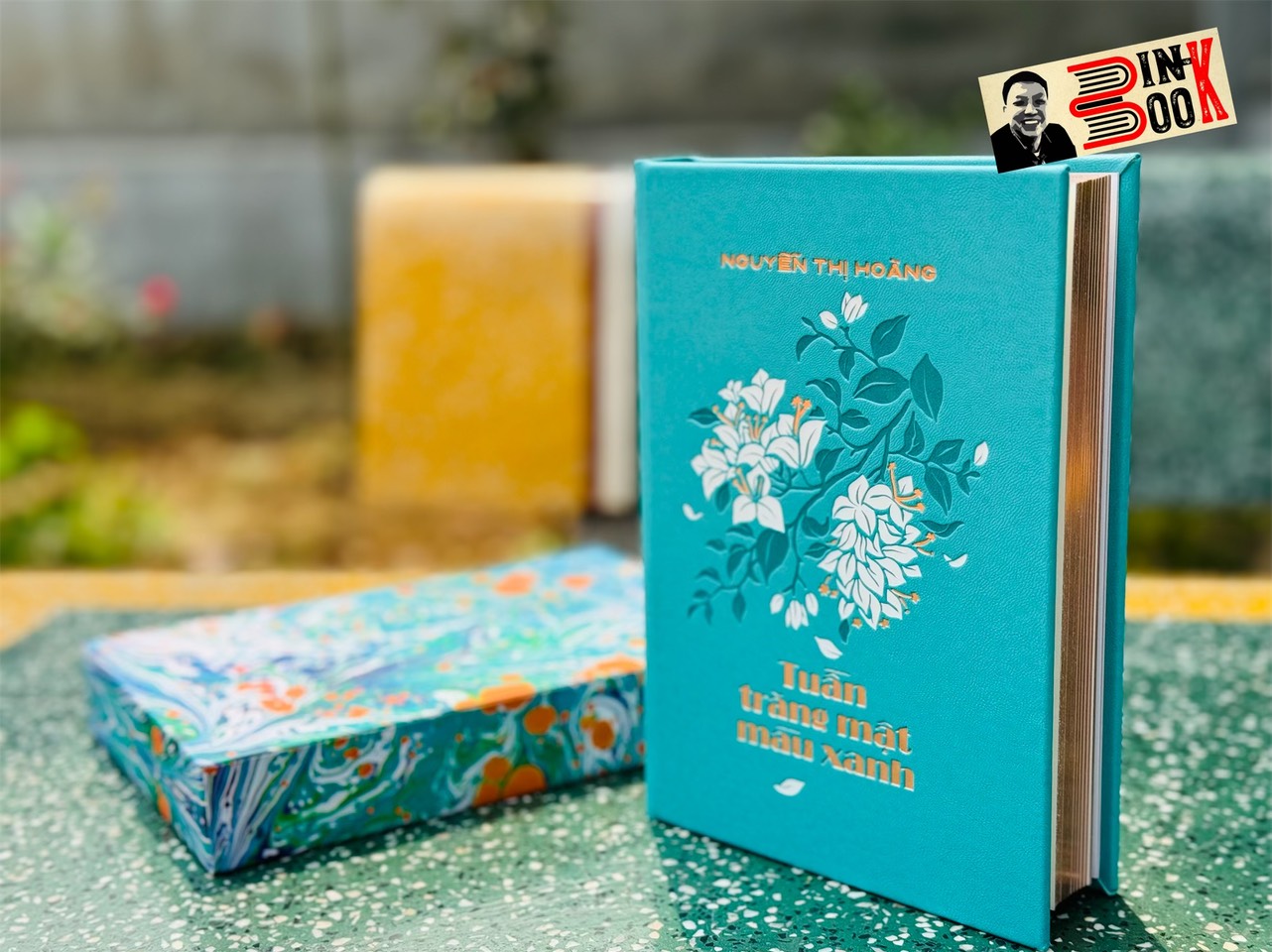 (Ấn bản giới hạn 111 cuốn có ký) (bìa da PU, giấy offset Nhật màu ngà) TUẦN TRĂNG MẬT MÀU XANH – Nguyễn Thị Hoàng – Nhã Nam