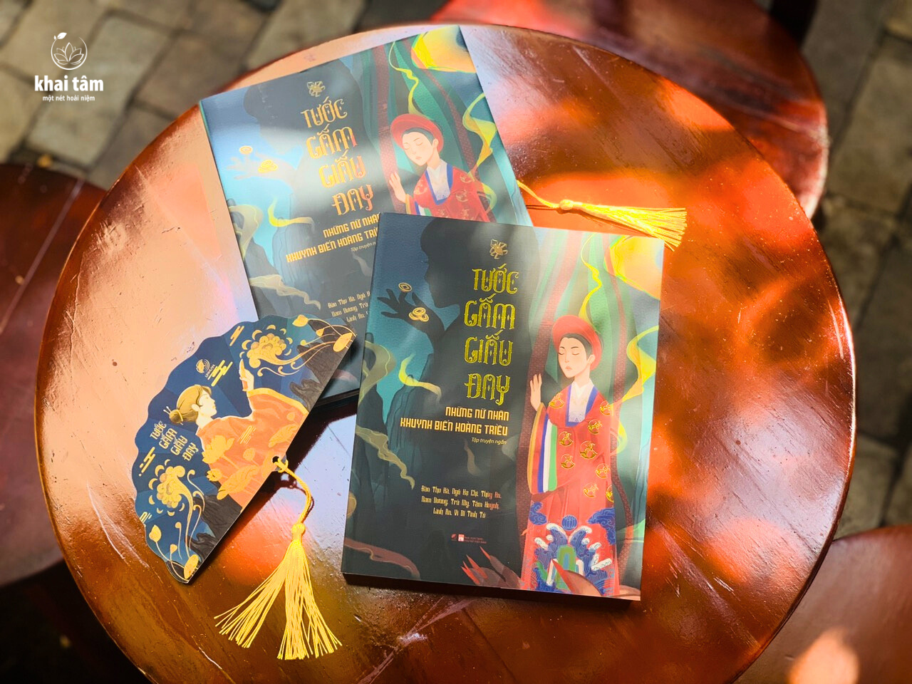 Sách - Tước Gấm Giấu Đay (Bản thường: bìa mềm, tựa sách in nhũ vàng, tặng bookmark hình quạt)