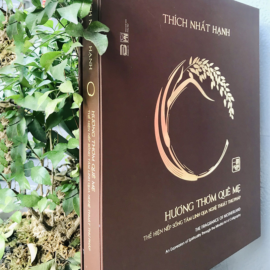 Hương Thơm Quê Mẹ - Thể Hiện Nếp Sống Tâm Linh Qua Nghệ Thuật Thư Pháp (Thiền Sư Thích Nhất Hạnh)(Bìa Cứng)