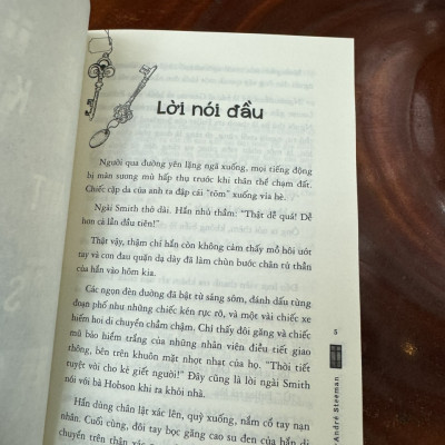 (Bìa mềm) ( tặng kèm Bookmark bồi bế) KẺ SÁT NHÂN Ở SỐ NHÀ 21– Stanislas-André Steeman – Đinh Diệu Anh dịch - NXB Dân Trí – VIVABOOKS 