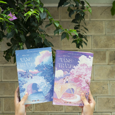 Sách - Bộ Sách Đều Tại Vầng Trăng Gây Họa - Tập 1+2 (Bộ 2 Tập) - Bản Đặc Biệt - Tặng Kèm 2 Bookmark Bồi Cứng + 1 Poscard Có Chữ Ký Tác Giả + 1 Poscard Gấp Xé + 2 Thẻ Card