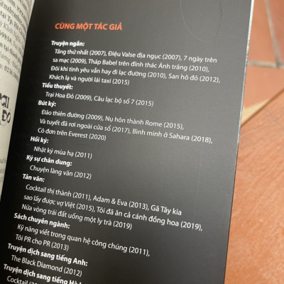 TRẠI HOA ĐỎ - Một bộ phim bom tấn của Victor Vũ dựa trên tiểu thuyết này – bìa mềm – DI LI –