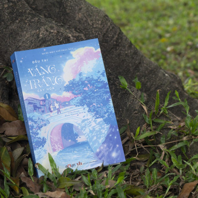 Sách - Bộ Sách Đều Tại Vầng Trăng Gây Họa - Tập 1+2 (Bộ 2 Tập) - Bản Đặc Biệt - Tặng Kèm 2 Bookmark Bồi Cứng + 1 Poscard Có Chữ Ký Tác Giả + 1 Poscard Gấp Xé + 2 Thẻ Card