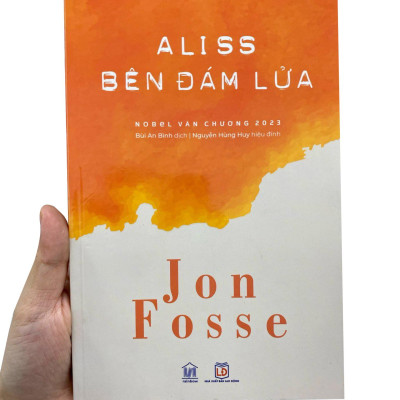 Sách - Aliss Bên Đám Lửa