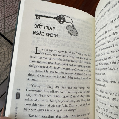 (Bìa mềm) ( tặng kèm Bookmark bồi bế) KẺ SÁT NHÂN Ở SỐ NHÀ 21– Stanislas-André Steeman – Đinh Diệu Anh dịch - NXB Dân Trí – VIVABOOKS 