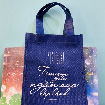  Tiểu thuyết lay động về tình yêu của tuổi thanh xuân: Tìm em giữa ngàn sao lấp lánh (tặng kèm túi vải, sách có chữ ký tác giả, số lượng có hạn)