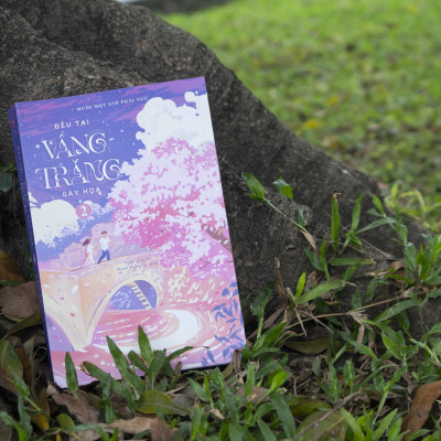 Sách - Bộ Sách Đều Tại Vầng Trăng Gây Họa - Tập 1+2 (Bộ 2 Tập) - Bản Đặc Biệt - Tặng Kèm 2 Bookmark Bồi Cứng + 1 Poscard Có Chữ Ký Tác Giả + 1 Poscard Gấp Xé + 2 Thẻ Card