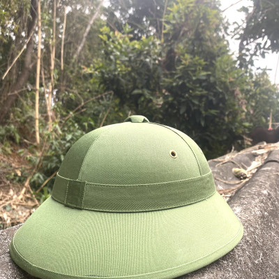 Mũ cối tàu lòng vàng cốt phíp, vải Gabadin tô châu, rơi va đạp không vỡ, tuyệt đối không ngấm nước, vải không phai