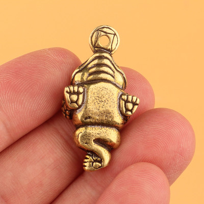 01 cụ Thiềm Thừ kim loại size 31mm x 17mm trang trí bàn thờ Thần Tài Thổ Địa mini, cóc may mắn, cóc 3 chân Giàu có Quà tặng Đồ trang trí